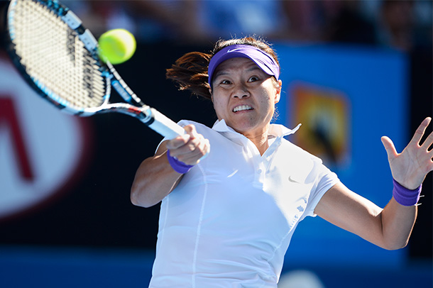  Li Na returns a ball to Julia Goerges during their women's singles match at the Australian Open tennis tournament in Melbourne, Jan 20, 2013.