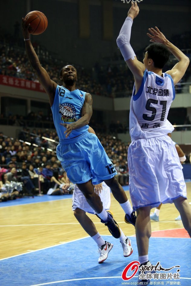 Ji Zhe of Beijing tries to block Von Wafer's shot during a CBA game between Beijing and Xinjiang on Jan.20, 2013.