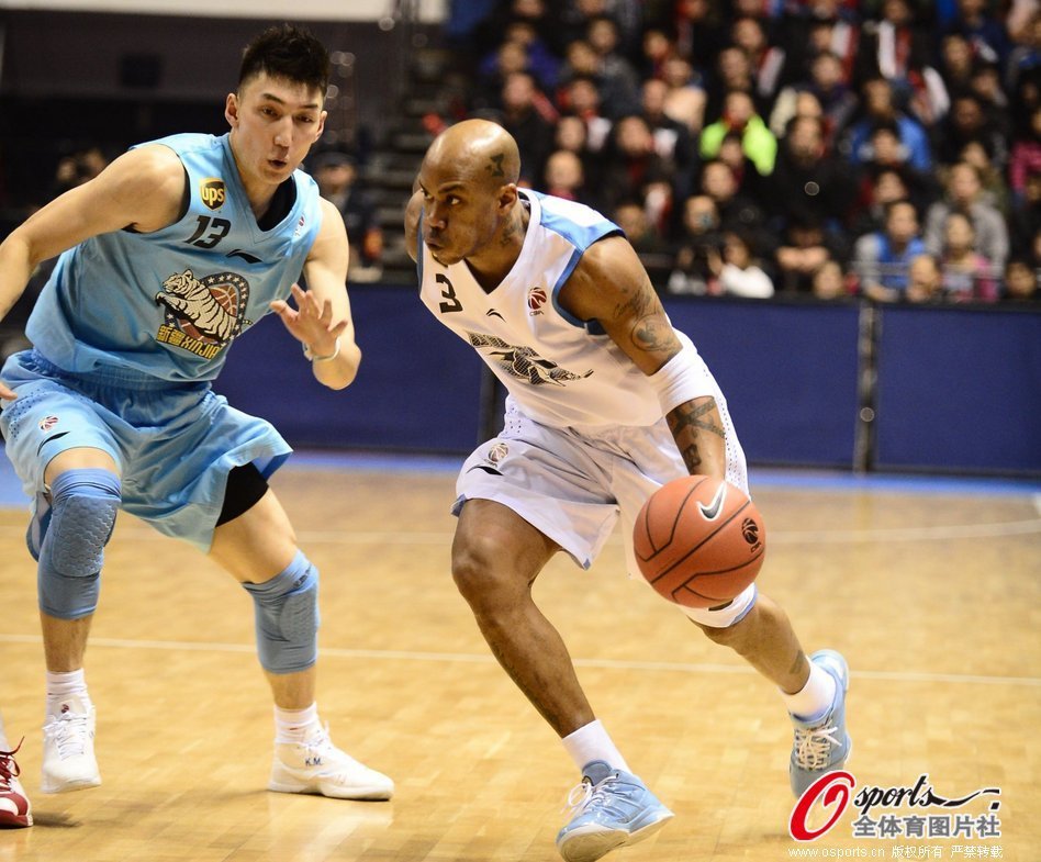 Stephon Marbury tries to break loose defence during a CBA game between Beijing and Xinjiang on Jan.20, 2013.