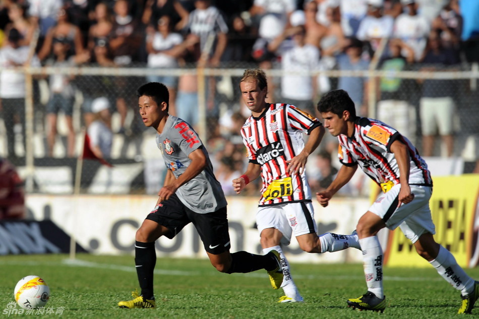 Chen Zhizhao runs for the ball in his first start for Corinthians in Brazilian Serie A championships on Jan.20, 2013. 