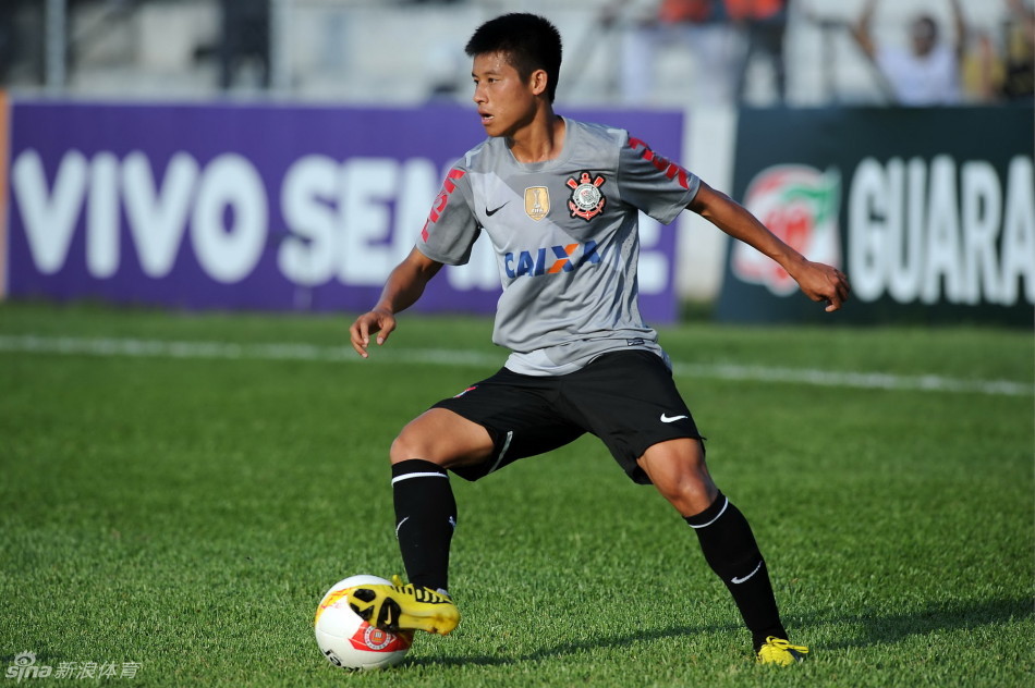 Chen Zhizhao controls the ball in his first start for Corinthians in Brazilian Serie A championships on Jan.20, 2013.