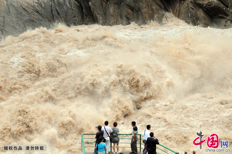 60 kilometers northwest of the ancient town of Lijiang in Yunnan Province, Tiger Leaping Gorge lies between the Jade Dragon Snow Mountain (Yulong Xueshan) and Haba Snow Mountain (Haba Xueshan). 