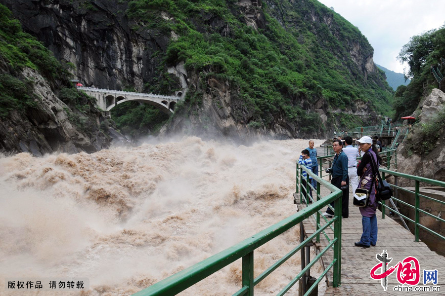 60 kilometers northwest of the ancient town of Lijiang in Yunnan Province, Tiger Leaping Gorge lies between the Jade Dragon Snow Mountain (Yulong Xueshan) and Haba Snow Mountain (Haba Xueshan). 