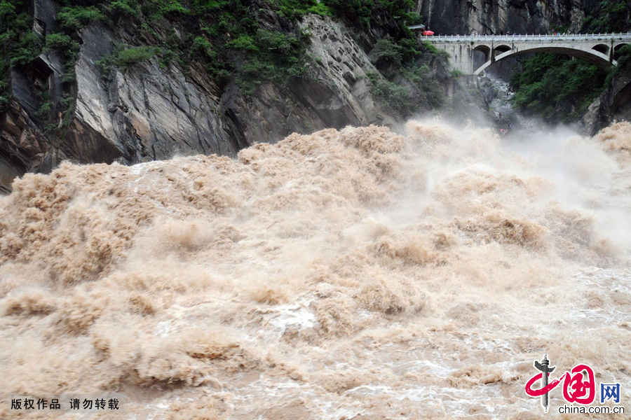 60 kilometers northwest of the ancient town of Lijiang in Yunnan Province, Tiger Leaping Gorge lies between the Jade Dragon Snow Mountain (Yulong Xueshan) and Haba Snow Mountain (Haba Xueshan). 