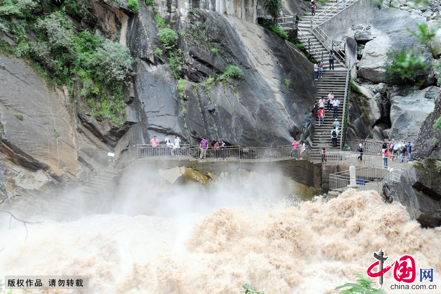 60 kilometers northwest of the ancient town of Lijiang in Yunnan Province, Tiger Leaping Gorge lies between the Jade Dragon Snow Mountain (Yulong Xueshan) and Haba Snow Mountain (Haba Xueshan). 