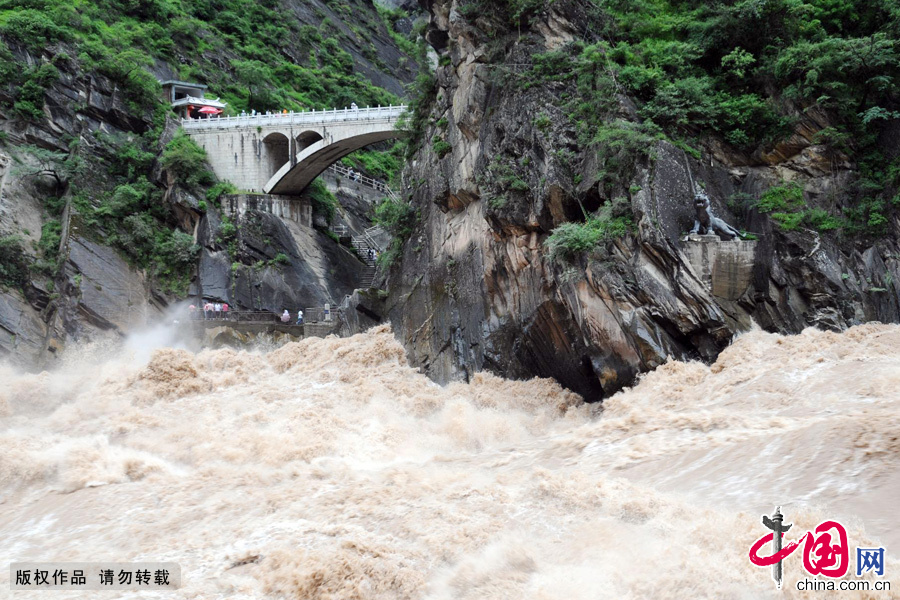 60 kilometers northwest of the ancient town of Lijiang in Yunnan Province, Tiger Leaping Gorge lies between the Jade Dragon Snow Mountain (Yulong Xueshan) and Haba Snow Mountain (Haba Xueshan). 