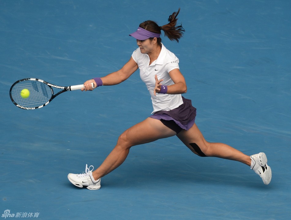 Li Na of China returns a ball to Agnieszka Radwanska of Poland in women's quarterfinals of Australian Open at Rod Laver Arena on Jan.22, 2013. 