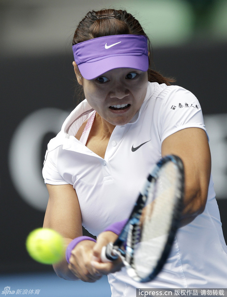 Li Na of China returns a ball to Agnieszka Radwanska of Poland in women's quarterfinals of Australian Open at Rod Laver Arena on Jan.22, 2013.