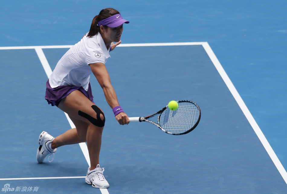 Li Na of China returns a ball to Agnieszka Radwanska of Poland in women's quarterfinals of Australian Open at Rod Laver Arena on Jan.22, 2013.