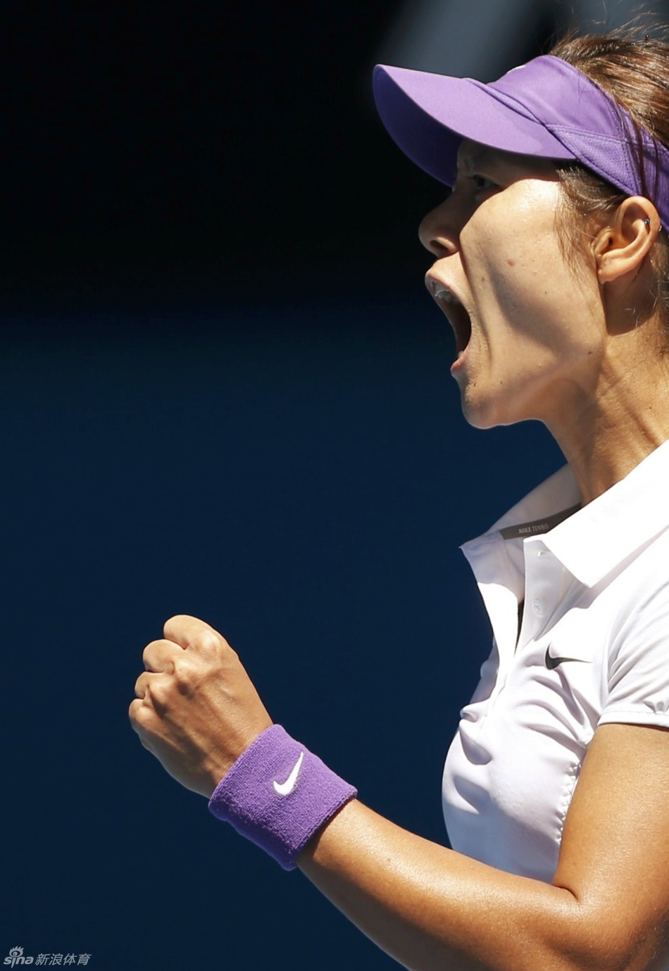 Li Na of China reacts in women's quarterfinals of Australian Open against Agnieszka Radwanska of Poland at Rod Laver Arena on Jan.22, 2013.