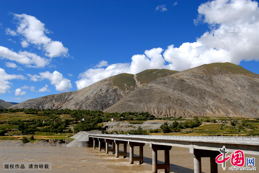 Stretching for more than 2,900 kilometers and as the river at the highest altitude in the world, the Yarlung Zangbo River is located in southwest China's Tibet Autonomous Region. The river is sourced in the Gyaimanezong Glacier in Zongba County, which is in the northern foothills of the Himalayas. It flows from west to east across the southern section of the Tibetan Plateau. [China.org.cn]