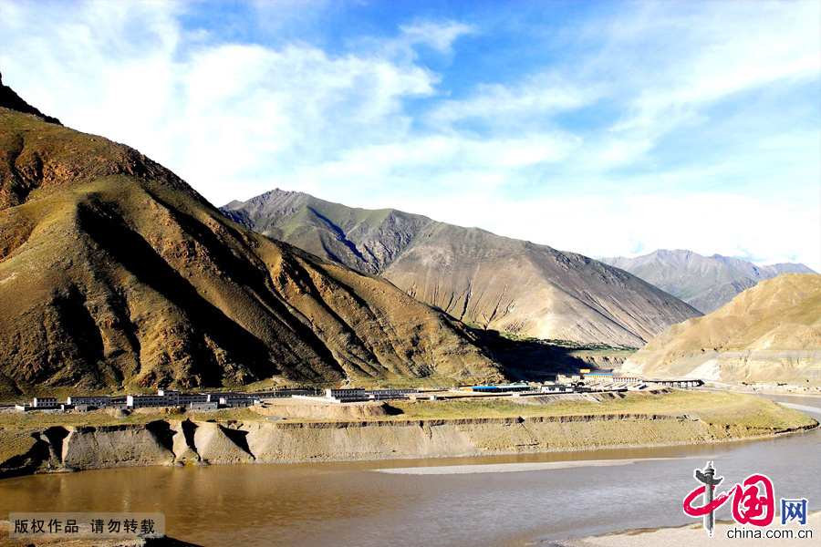 Stretching for more than 2,900 kilometers and as the river at the highest altitude in the world, the Yarlung Zangbo River is located in southwest China's Tibet Autonomous Region. The river is sourced in the Gyaimanezong Glacier in Zongba County, which is in the northern foothills of the Himalayas. It flows from west to east across the southern section of the Tibetan Plateau. [China.org.cn]