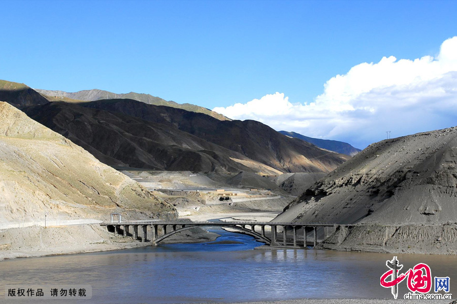 Stretching for more than 2,900 kilometers and as the river at the highest altitude in the world, the Yarlung Zangbo River is located in southwest China's Tibet Autonomous Region. The river is sourced in the Gyaimanezong Glacier in Zongba County, which is in the northern foothills of the Himalayas. It flows from west to east across the southern section of the Tibetan Plateau. [China.org.cn]