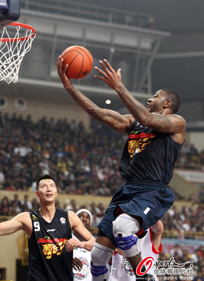  Terrence Williams of Guangdong lays up for a basket during a CBA match between Guangdong and Foshan on Jan.22, 2013.