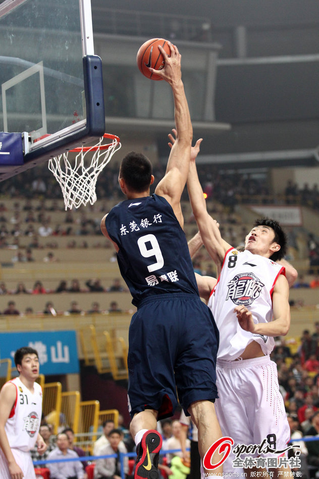 Yi Jianlian of Guangdong tries to slam dunk during a CBA match between Guangdong and Foshan on Jan.22, 2013.