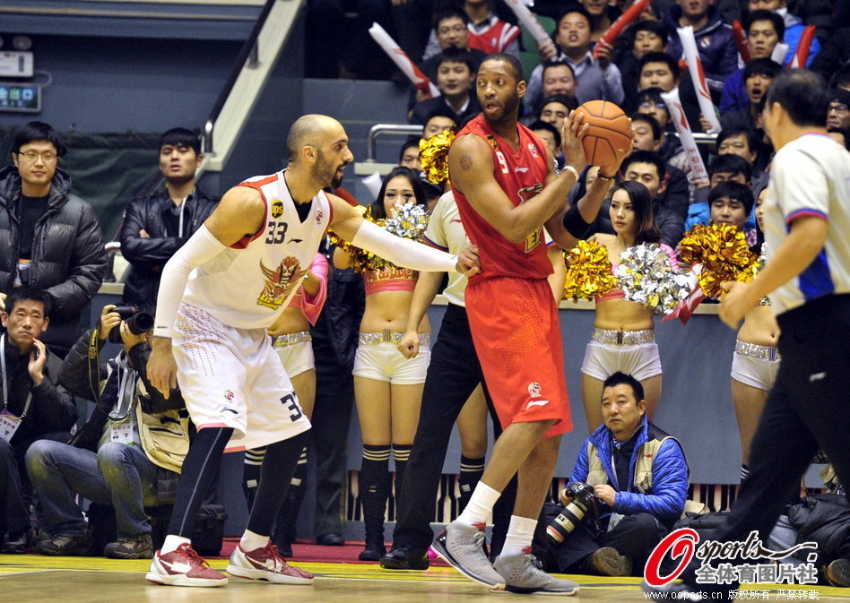 Tracy McGrady looks on when guarded by Zaid Abbaas in a CBA match between Shandong and Qingdao on Jan.22, 2013.