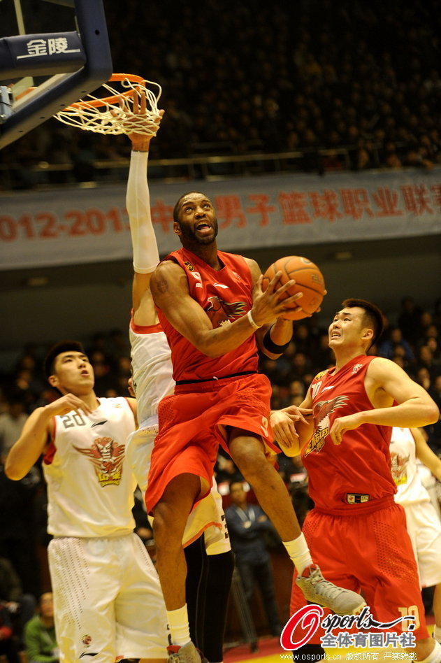 Tracy McGrady goes up for a basket in a CBA match between Shandong and Qingdao on Jan.22, 2013.