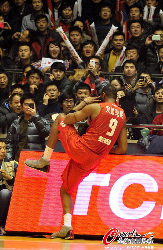  Tracy MacGrady poses for photos in front of audience during a CBA match between Shandong and Qingdao on Jan.22, 2013.