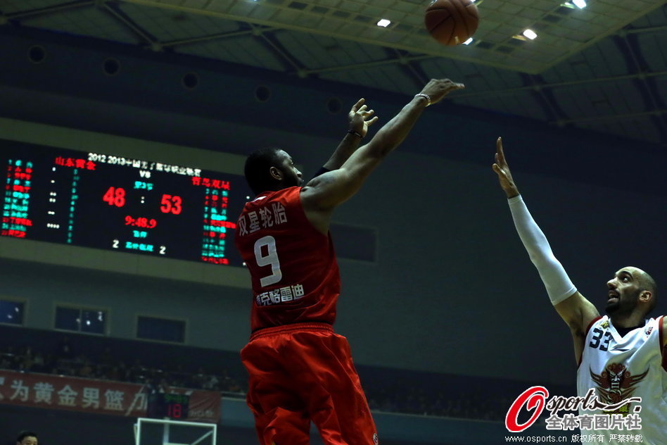 Tracy MacGrady shoots in front of Abbaas during a CBA match between Shandong and Qingdao on Jan.22, 2013. 