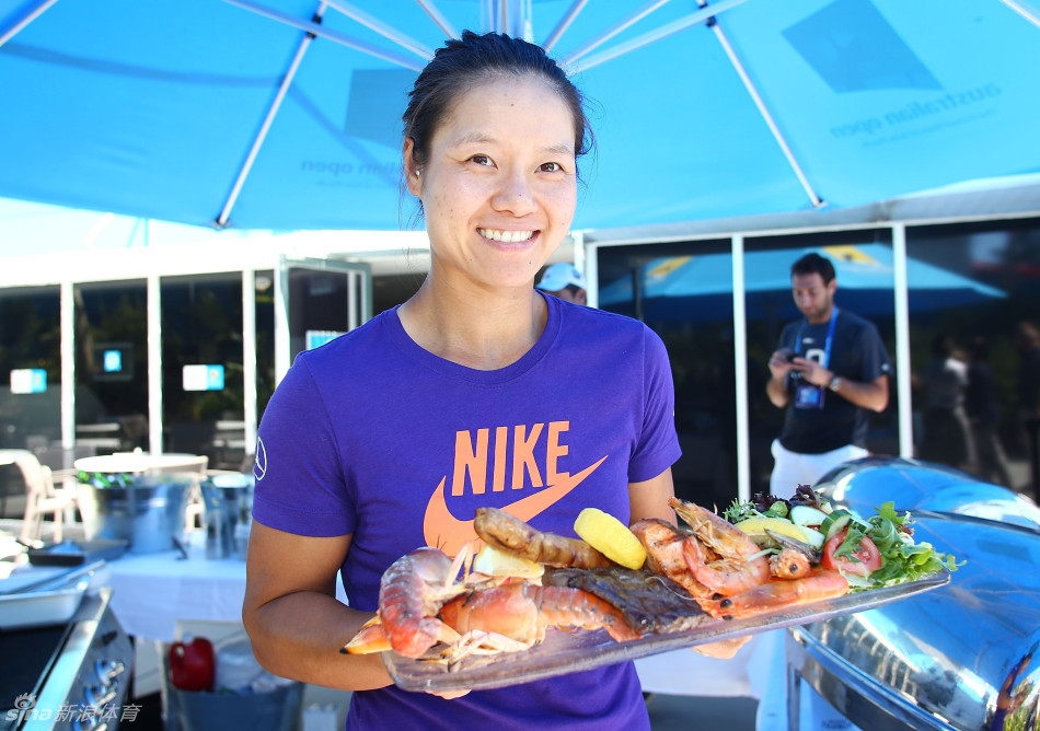  Li Na prepares food to cook on a barbecue at the Australian Open in Melbourne on Jan.22, 2013.