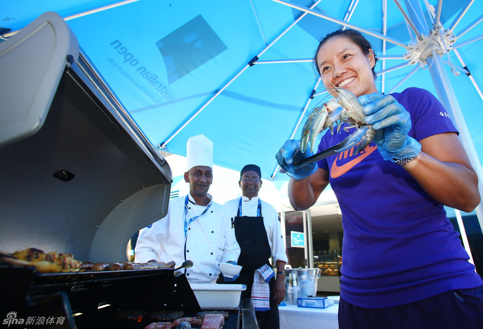 Li Na cooks yabby on a barbecue at the Australian Open in Melbourne on Jan.22, 2013.