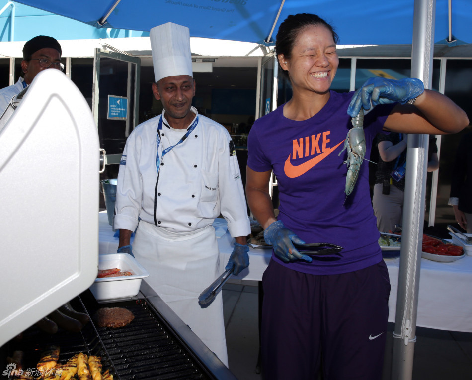 Li Na prepares to cook a yabby on a barbecue at the Australian Open in Melbourne on Jan.22, 2013.