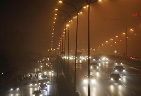 Vehicles run in the fog in Beijing, capital of China, Jan. 22, 2013. Beijing meteorological observatory issued a yellow alert for heavy fog on Tuesday. [Xinhua]