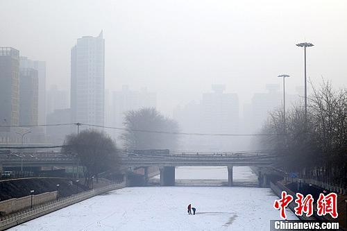 Pollution continues to blanket many parts of China, grounding flights and causing long traffic jams.