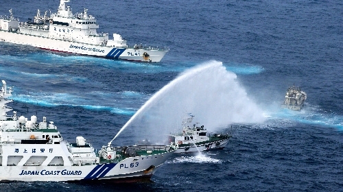 Japanese vessels fire water cannons to deter Taiwan ships off the Diaoyu Islands. The Taiwan fishing vessel, named 'Happy Family' in English, departed from a fishing port in New Taiwan City Thursday morning under the protection of ships from Taiwan's coast guard. [Photo/Sina.com]