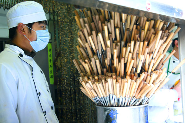 Skewered meat, has been sold on Yandai Xiejie since the Qing Dynasty. [Photo: CRIENGLISH.com/William Wang] 