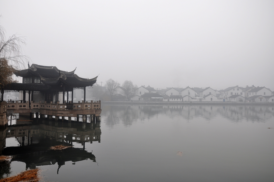 Zhouzhuang, a famous water town in southern China, is located in Kunshan City, Jiangsu Province. Because Zhouzhuang is surrounded by water, boats were necessary for entering and departing from Zhouzhuang before the 1980s.