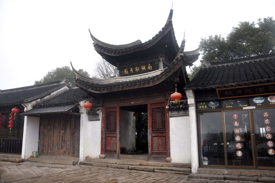 Zhouzhuang, a famous water town in southern China, is located in Kunshan City, Jiangsu Province. Because Zhouzhuang is surrounded by water, boats were necessary for entering and departing from Zhouzhuang before the 1980s.