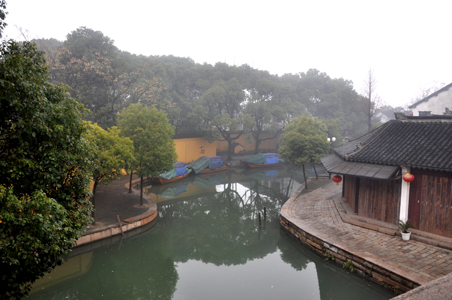 Zhouzhuang, a famous water town in southern China, is located in Kunshan City, Jiangsu Province. Because Zhouzhuang is surrounded by water, boats were necessary for entering and departing from Zhouzhuang before the 1980s.