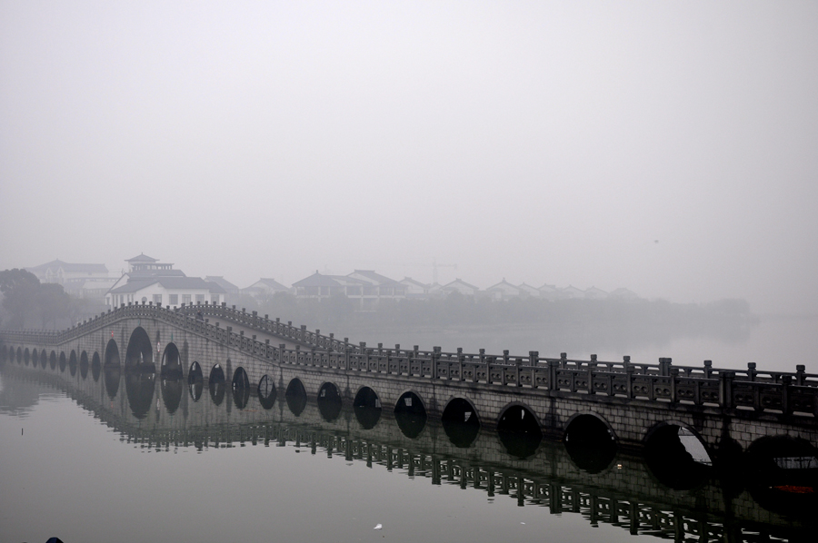 Zhouzhuang, a famous water town in southern China, is located in Kunshan City, Jiangsu Province. Because Zhouzhuang is surrounded by water, boats were necessary for entering and departing from Zhouzhuang before the 1980s.