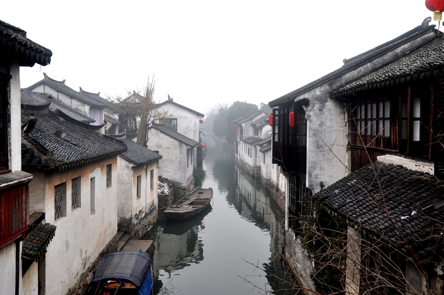 Zhouzhuang, a famous water town in southern China, is located in Kunshan City, Jiangsu Province. Because Zhouzhuang is surrounded by water, boats were necessary for entering and departing from Zhouzhuang before the 1980s.