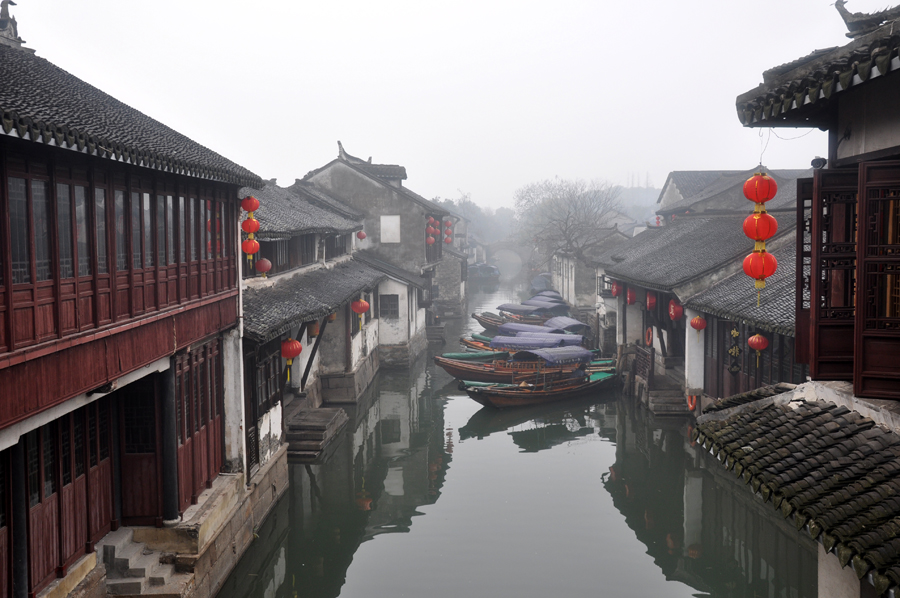 Zhouzhuang, a famous water town in southern China, is located in Kunshan City, Jiangsu Province. Because Zhouzhuang is surrounded by water, boats were necessary for entering and departing from Zhouzhuang before the 1980s.