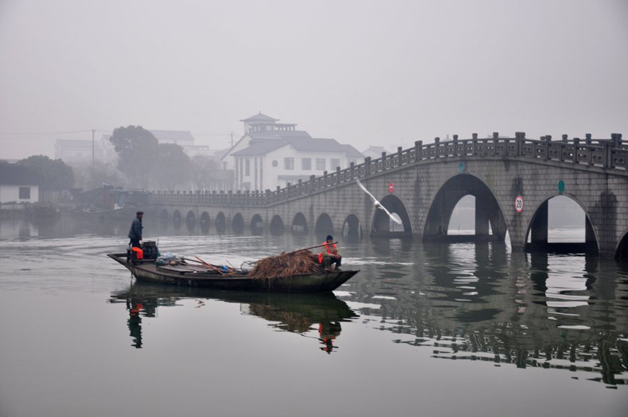 Zhouzhuang, a famous water town in southern China, is located in Kunshan City, Jiangsu Province. Because Zhouzhuang is surrounded by water, boats were necessary for entering and departing from Zhouzhuang before the 1980s.