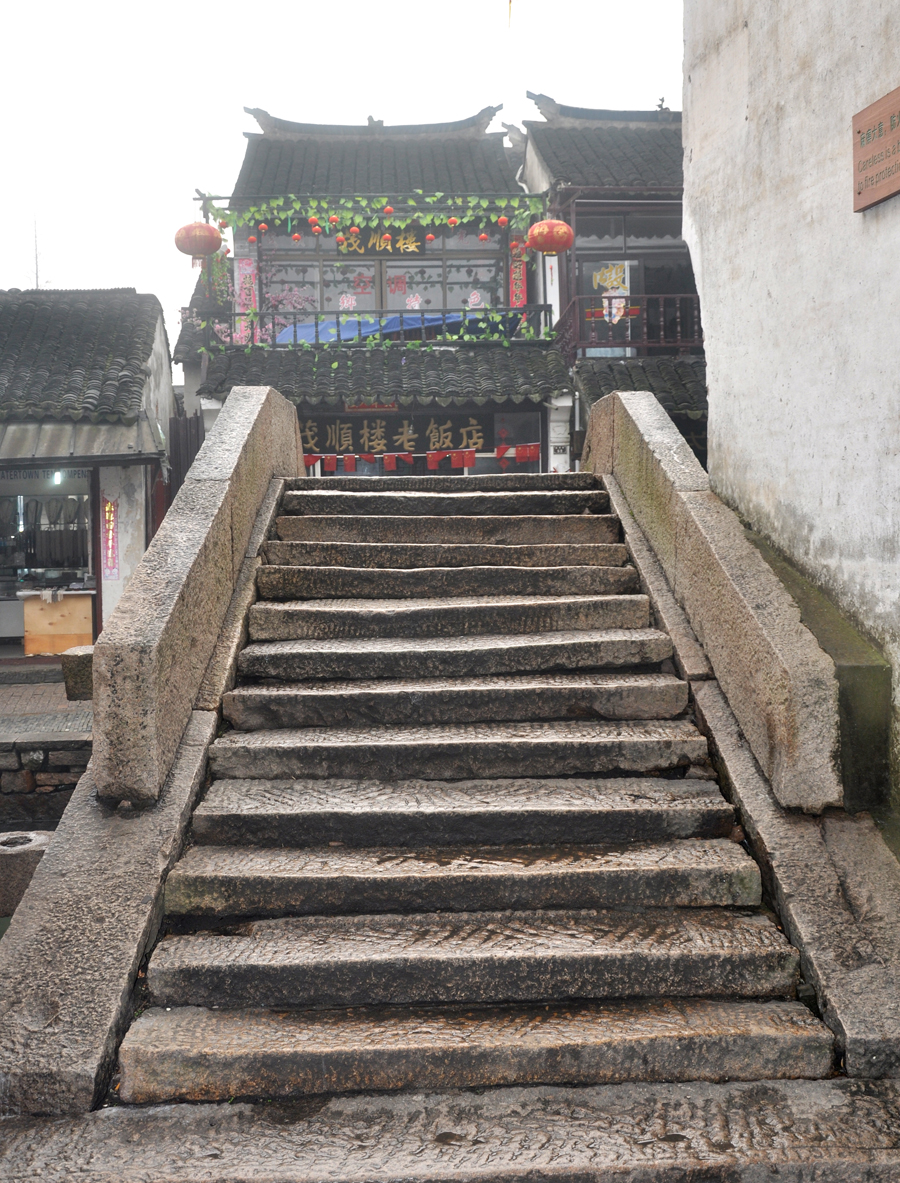 Zhouzhuang, a famous water town in southern China, is located in Kunshan City, Jiangsu Province. Because Zhouzhuang is surrounded by water, boats were necessary for entering and departing from Zhouzhuang before the 1980s.