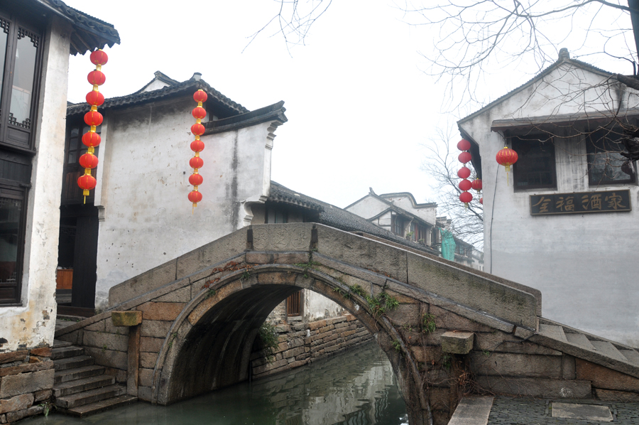 Zhouzhuang, a famous water town in southern China, is located in Kunshan City, Jiangsu Province. Because Zhouzhuang is surrounded by water, boats were necessary for entering and departing from Zhouzhuang before the 1980s.