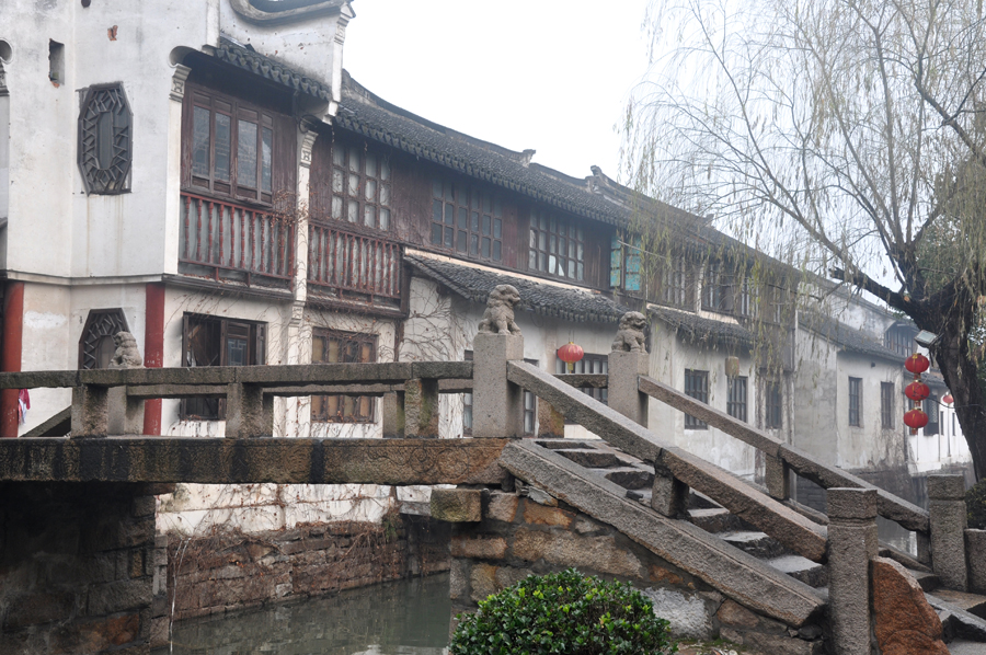 Zhouzhuang, a famous water town in southern China, is located in Kunshan City, Jiangsu Province. Because Zhouzhuang is surrounded by water, boats were necessary for entering and departing from Zhouzhuang before the 1980s.