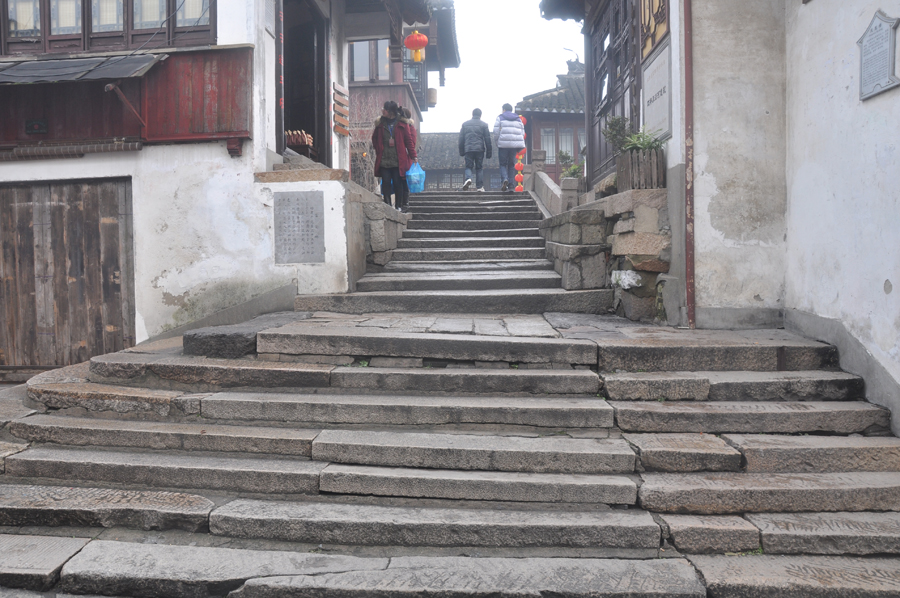 Zhouzhuang, a famous water town in southern China, is located in Kunshan City, Jiangsu Province. Because Zhouzhuang is surrounded by water, boats were necessary for entering and departing from Zhouzhuang before the 1980s.