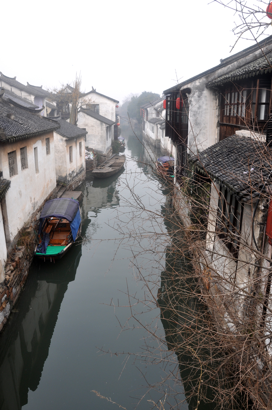 Zhouzhuang, a famous water town in southern China, is located in Kunshan City, Jiangsu Province. Because Zhouzhuang is surrounded by water, boats were necessary for entering and departing from Zhouzhuang before the 1980s.