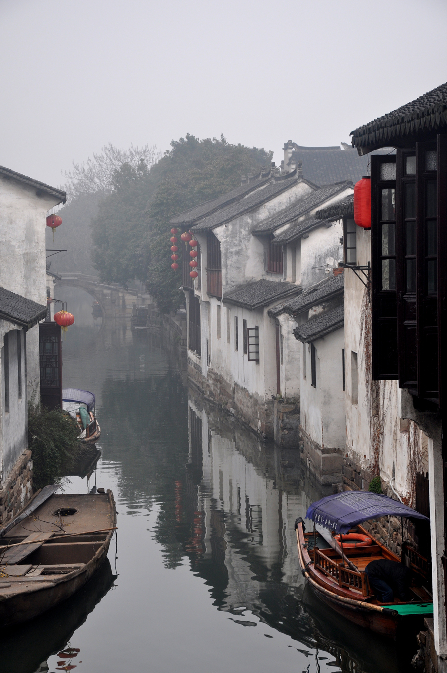 Zhouzhuang, a famous water town in southern China, is located in Kunshan City, Jiangsu Province. Because Zhouzhuang is surrounded by water, boats were necessary for entering and departing from Zhouzhuang before the 1980s.