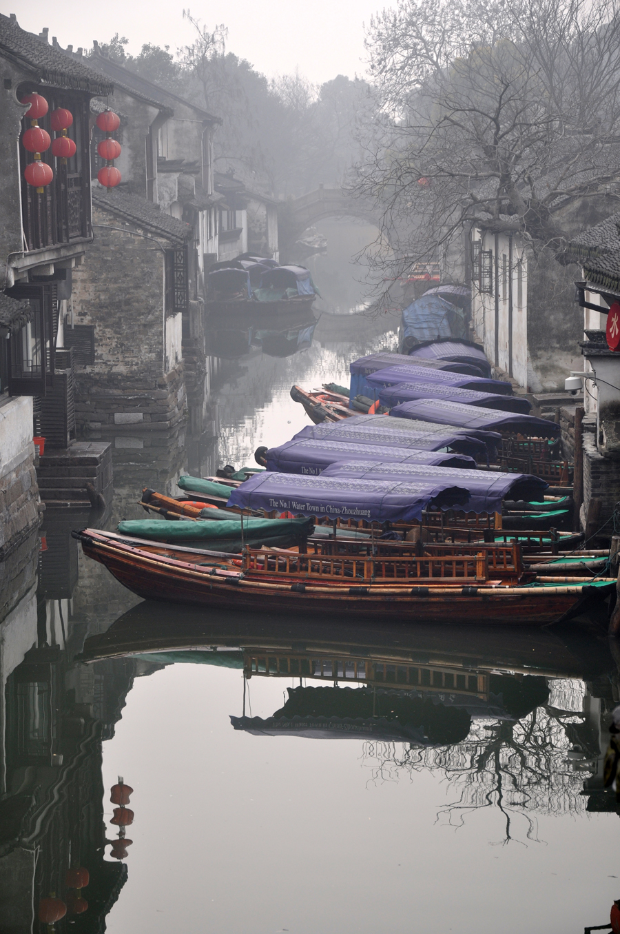 Zhouzhuang, a famous water town in southern China, is located in Kunshan City, Jiangsu Province. Because Zhouzhuang is surrounded by water, boats were necessary for entering and departing from Zhouzhuang before the 1980s.