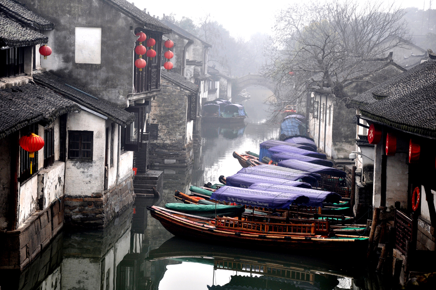 Zhouzhuang, a famous water town in southern China, is located in Kunshan City, Jiangsu Province. Because Zhouzhuang is surrounded by water, boats were necessary for entering and departing from Zhouzhuang before the 1980s.