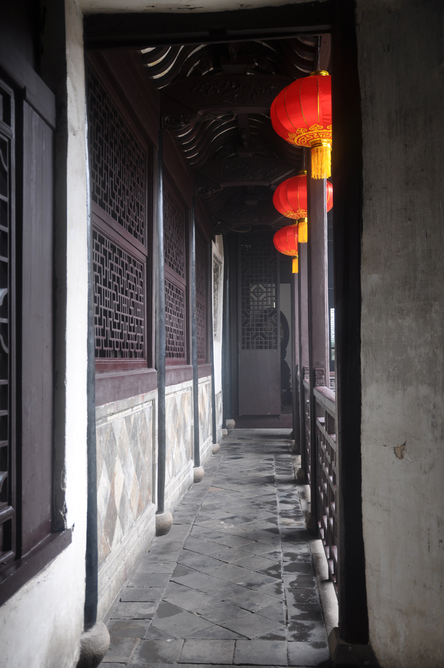 Zhouzhuang, a famous water town in southern China, is located in Kunshan City, Jiangsu Province. Because Zhouzhuang is surrounded by water, boats were necessary for entering and departing from Zhouzhuang before the 1980s.