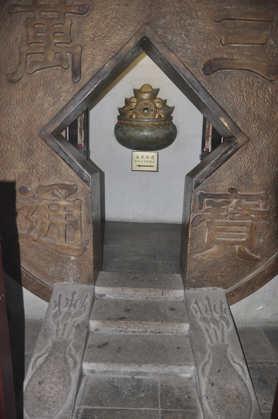 Zhouzhuang, a famous water town in southern China, is located in Kunshan City, Jiangsu Province. Because Zhouzhuang is surrounded by water, boats were necessary for entering and departing from Zhouzhuang before the 1980s.