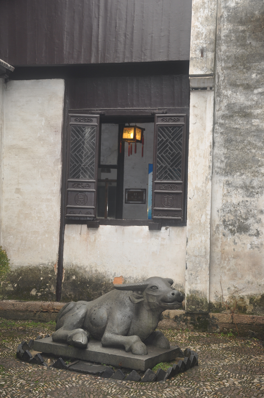 Zhouzhuang, a famous water town in southern China, is located in Kunshan City, Jiangsu Province. Because Zhouzhuang is surrounded by water, boats were necessary for entering and departing from Zhouzhuang before the 1980s.