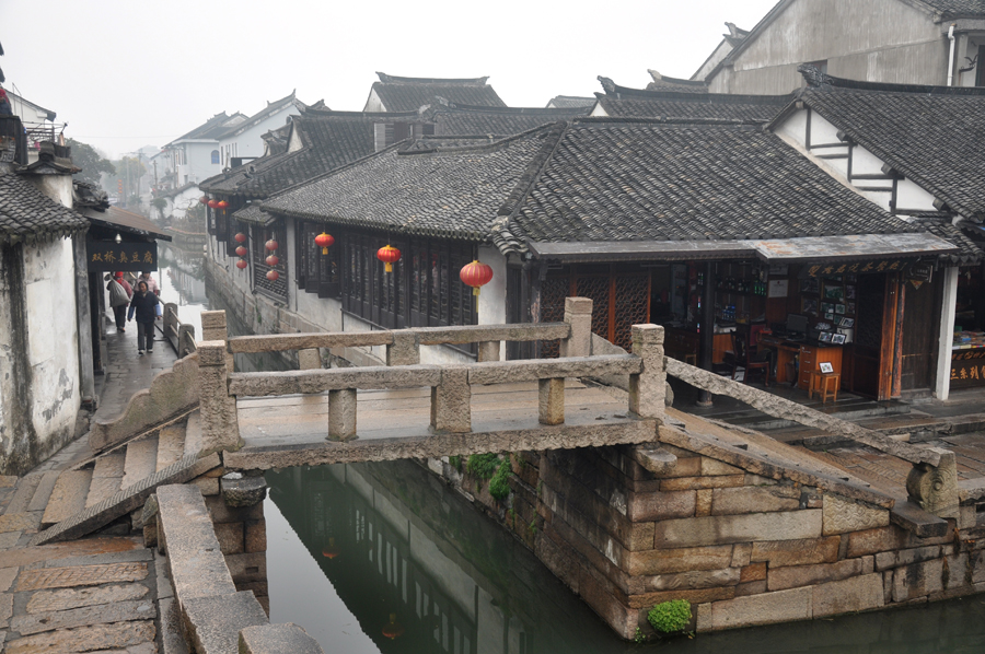 Zhouzhuang, a famous water town in southern China, is located in Kunshan City, Jiangsu Province. Because Zhouzhuang is surrounded by water, boats were necessary for entering and departing from Zhouzhuang before the 1980s.