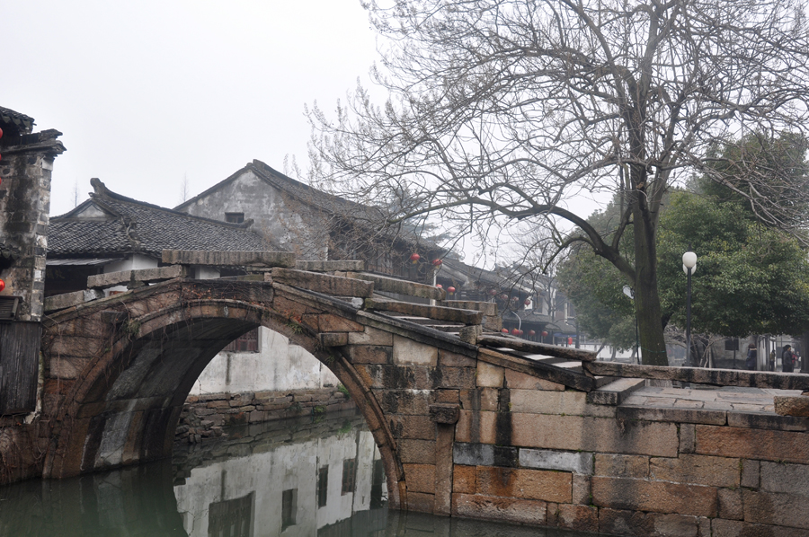 Zhouzhuang, a famous water town in southern China, is located in Kunshan City, Jiangsu Province. Because Zhouzhuang is surrounded by water, boats were necessary for entering and departing from Zhouzhuang before the 1980s.